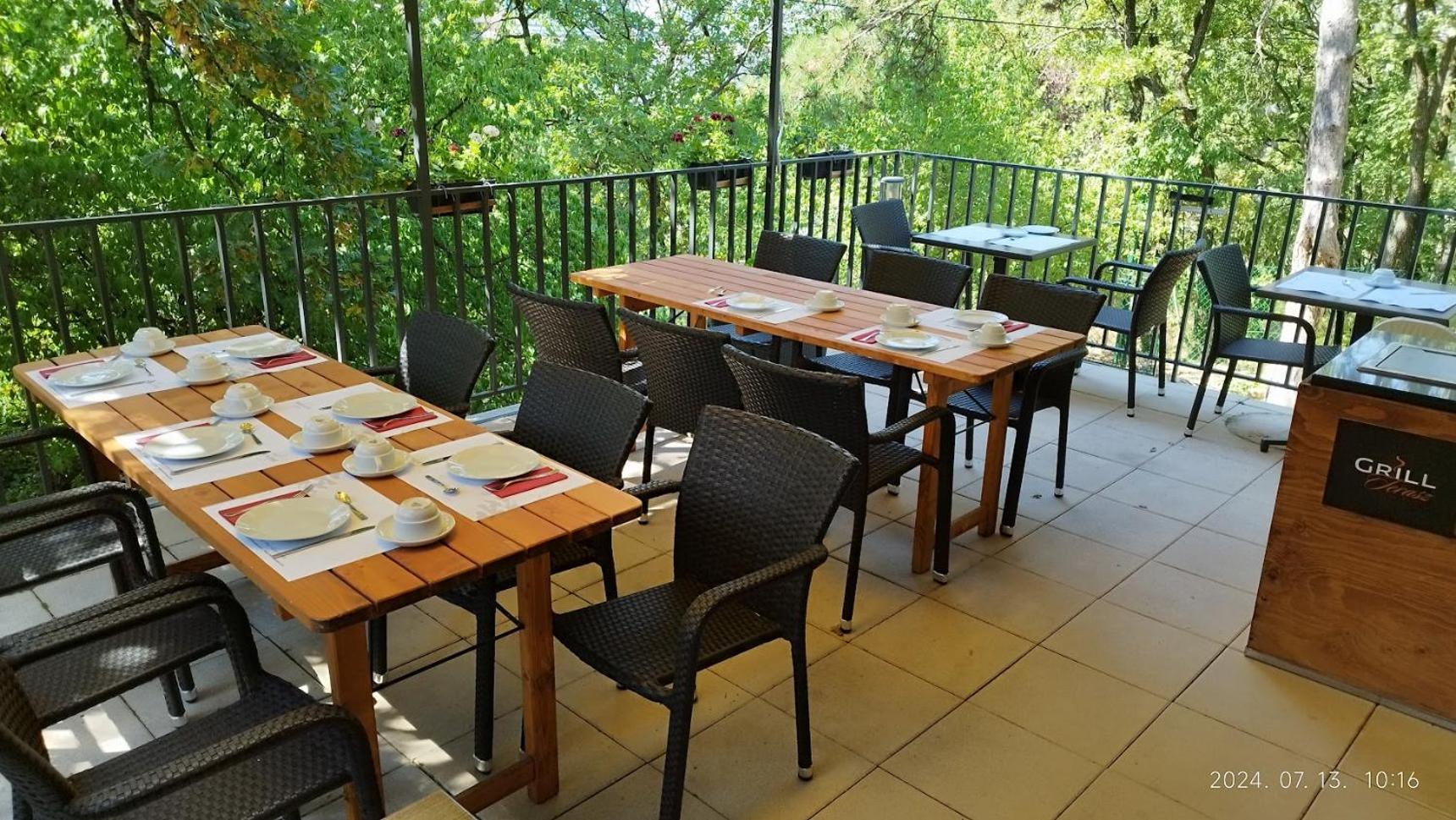 Hotel Therapia เปตช์ ภายนอก รูปภาพ